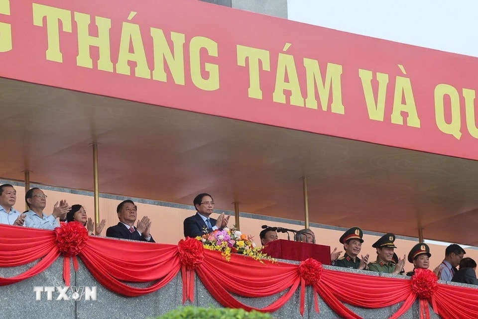 Thủ tướng Phạm Minh Chính và lãnh đạo Đảng, Nhà nước trên khán đài tại buổi Tổng duyệt A80. (Ảnh: Lâm Khánh/TTXVN)