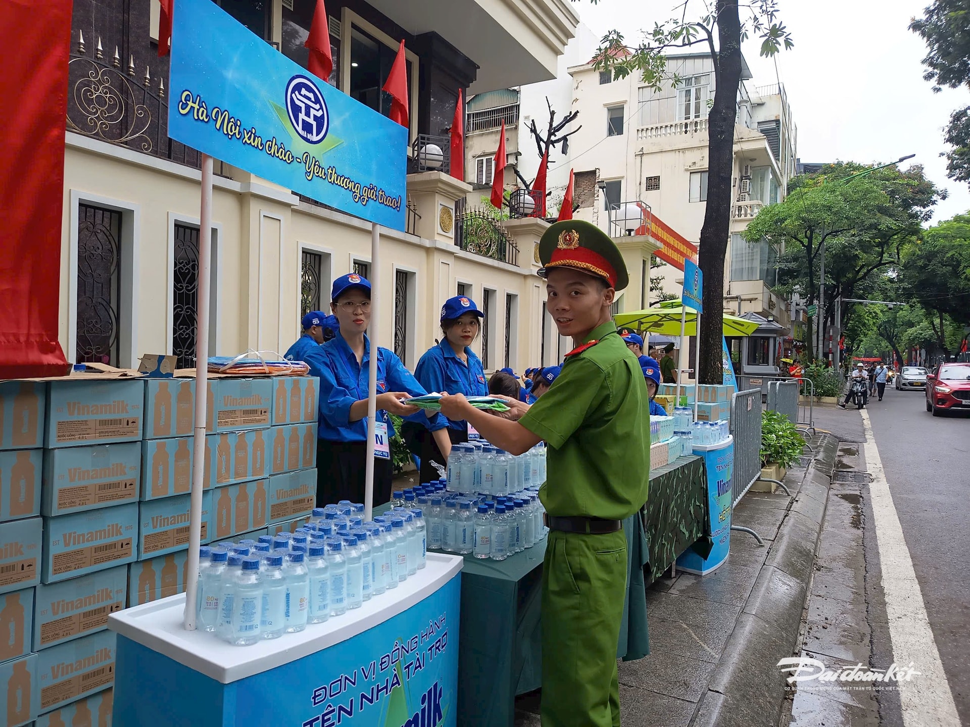 Chiến sĩ Công an cùng đoàn thanh niên chuẩn bị nước uống, ao mưa để phục vụ nhân dân đi xem diễu binh, diễu hành.