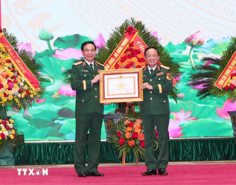 Đại tướng Trịnh Văn Quyết, Bí thư Trung ương Đảng, Ủy viên Thường vụ Quân ủy Trung ương, Chủ nhiệm Tổng cục Chính trị Quân đội Nhân dân Việt Nam trao Huân chương Quân công hạng Nhất cho Đại tướng Phan Văn Giang, Ủy viên Bộ Chính trị, Phó Bí thư Quân ủy Trung ương, Bộ trưởng Bộ Quốc phòng. (Ảnh: Trọng Đức/TTXVN)