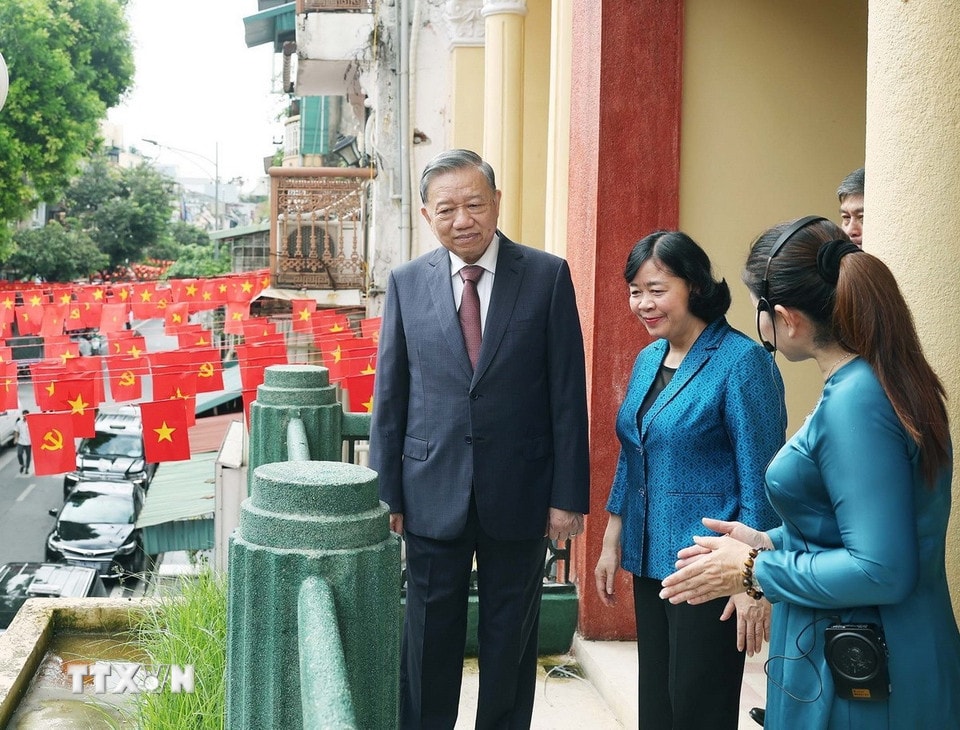 Tổng Bí thư Tô Lâm thăm di tích nhà số 48 Hàng Ngang. (Ảnh: Thống Nhất/TTXVN)