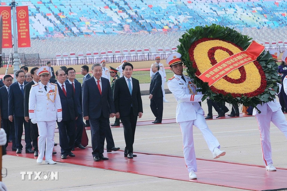 Lãnh đạo Đảng, Nhà nước đến đặt vòng hoa và vào Lăng viếng Chủ tịch Hồ Chí Minh. (Ảnh: An Đăng/TTXVN)