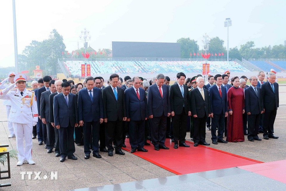 Lãnh đạo Đảng, Nhà nước tưởng niệm Chủ tịch Hồ Chí Minh. (Ảnh: An Đăng/TTXVN)