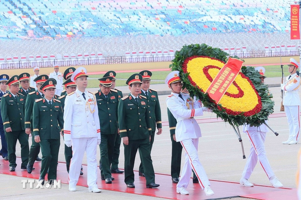 Đoàn đại biểu Quân ủy Trung ương - Bộ Quốc phòng đến đặt vòng hoa và vào Lăng viếng Chủ tịch Hồ Chí Minh. (Ảnh: An Đăng/TTXVN)