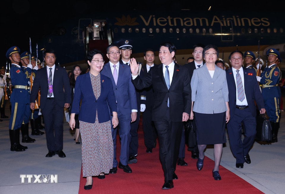 Các quan chức Trung Quốc đón Chủ tịch nước Lương Cường tại sân bay Bắc Kinh. (Ảnh: Lâm Khánh/TTXVN)