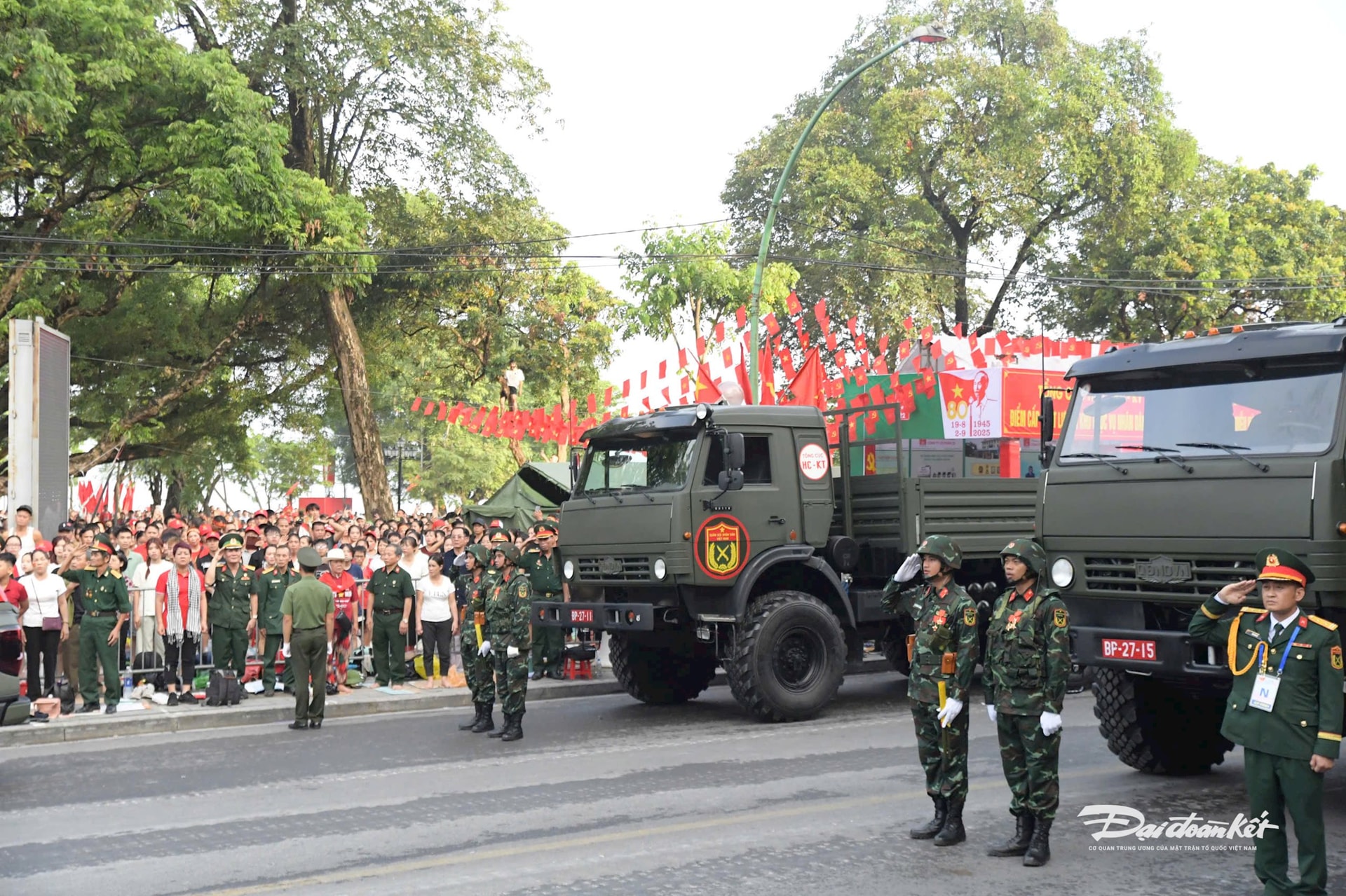 gen-h-chào cờ 3