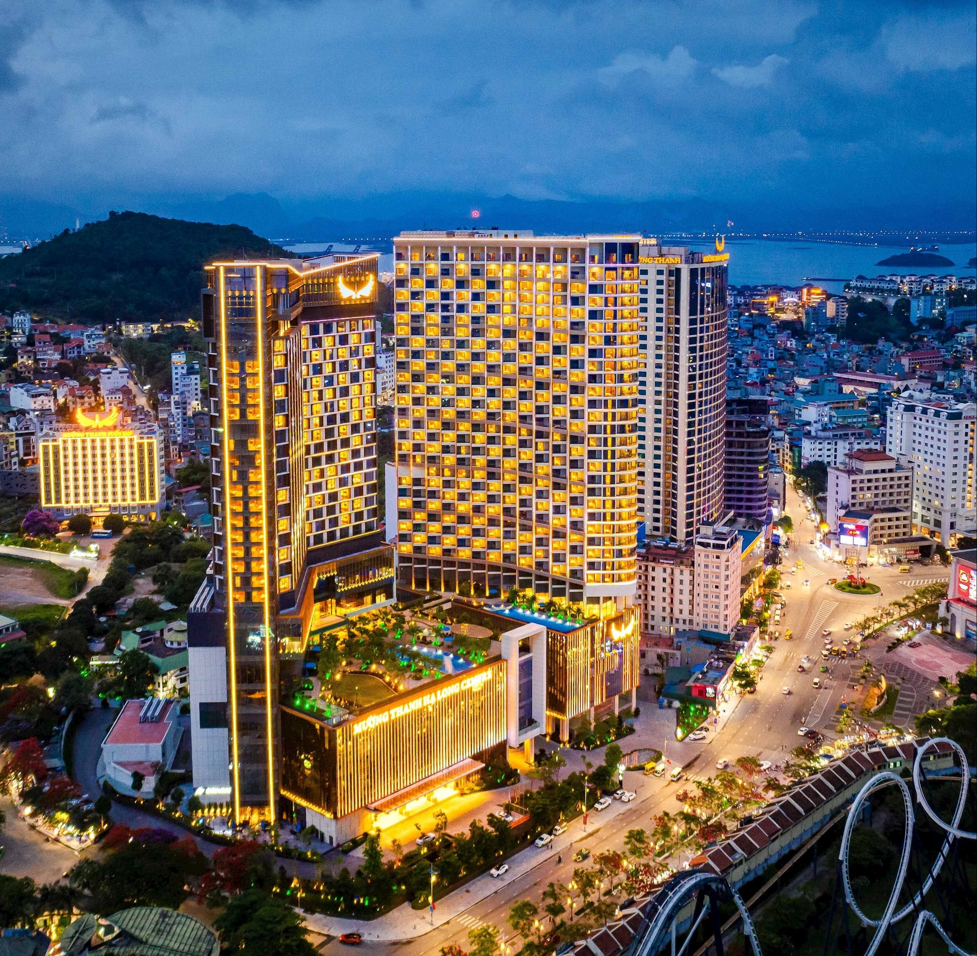 Toàn cảnh tòa tháp đôi lung linh về đêm của Khách sạn Mường Thanh Luxury Hạ Long Centre