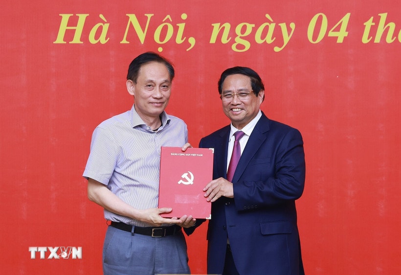 Thủ tướng Phạm Minh Chính trao Quyết định chỉ định đồng chí Lê Hoài Trung tham gia Ban Chấp hành, Ban Thường vụ Đảng ủy Chính phủ nhiệm kỳ 2020-2025 . (Ảnh: Dương Giang/TTXVN)