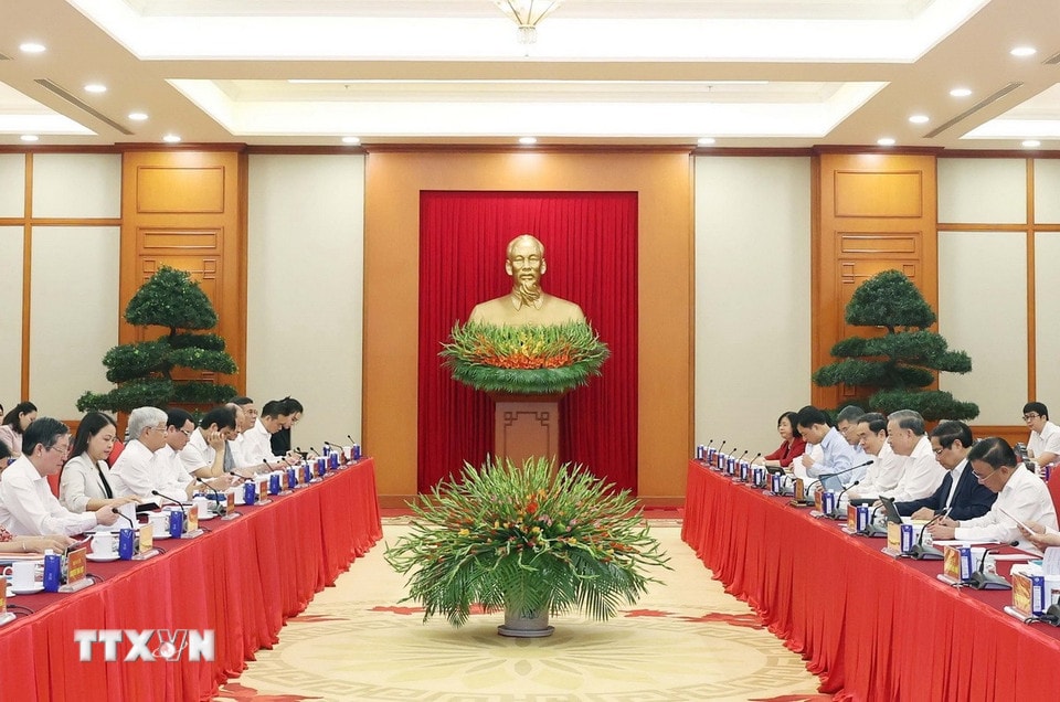 Tổng Bí thư Tô Lâm chủ trì cuộc làm việc của Bộ Chính trị với Ban Thường vụ Đảng ủy Mặt trận Tổ quốc, các đoàn thể Trung ương. (Ảnh: Thống Nhất/TTXVN)