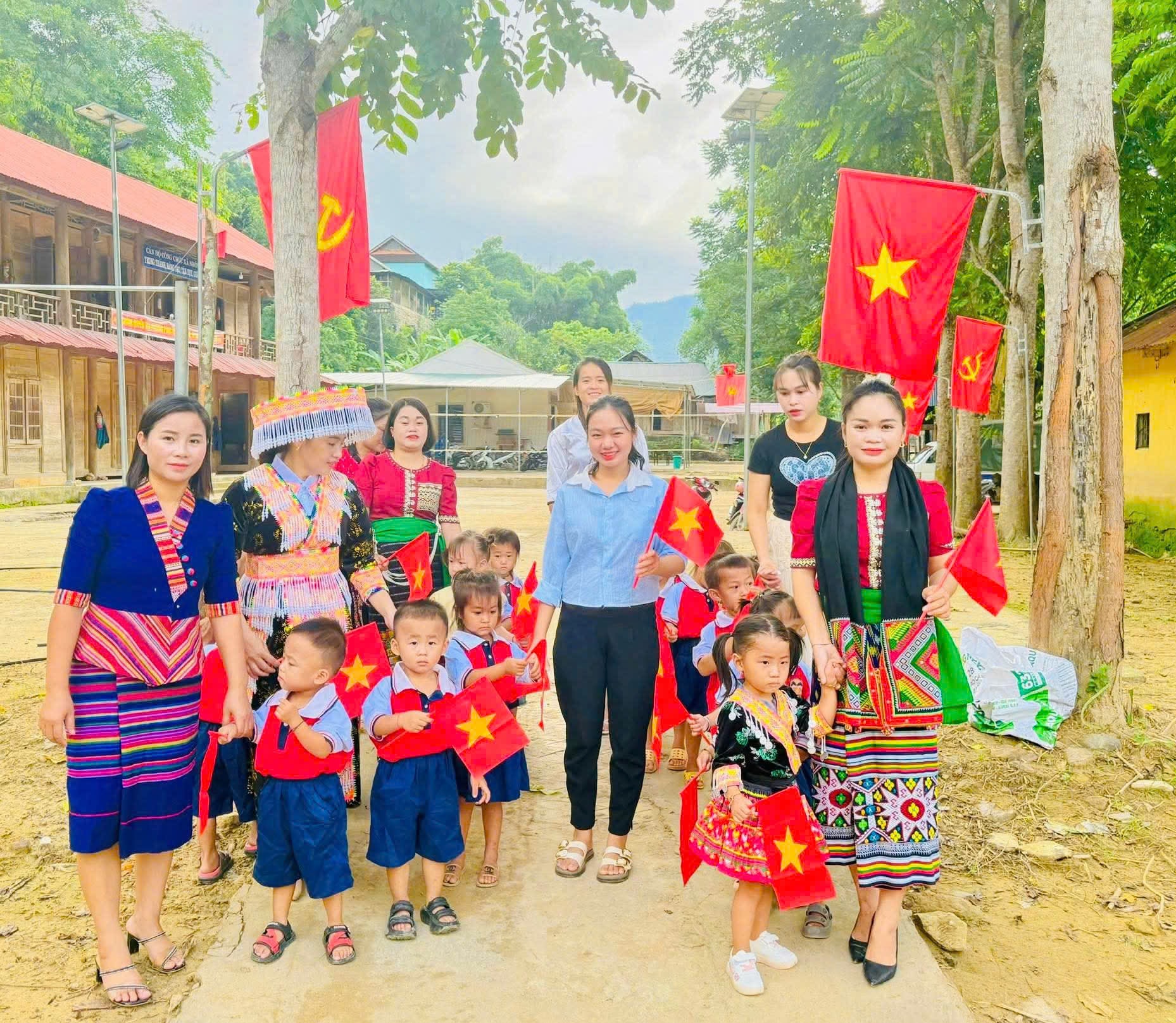 Cô và trò Trường Mầm non xã Nhôn Mai (Nghệ An) vượt qua những khó khăn do mưa lũ vừa qua cho một lễ khai giảng trọn vẹn. Ảnh: HK