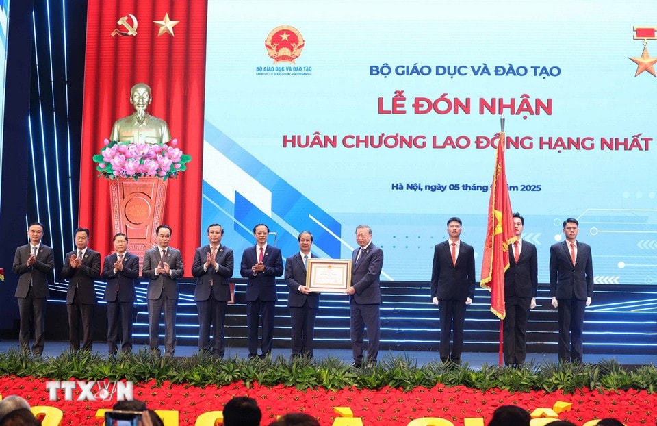 Tổng Bí thư Tô Lâm trao tặng Huân chương lao động hạng Nhất cho Bộ Giáo dục-Đào tạo. (Ảnh: Thống Nhất/TTXVN)