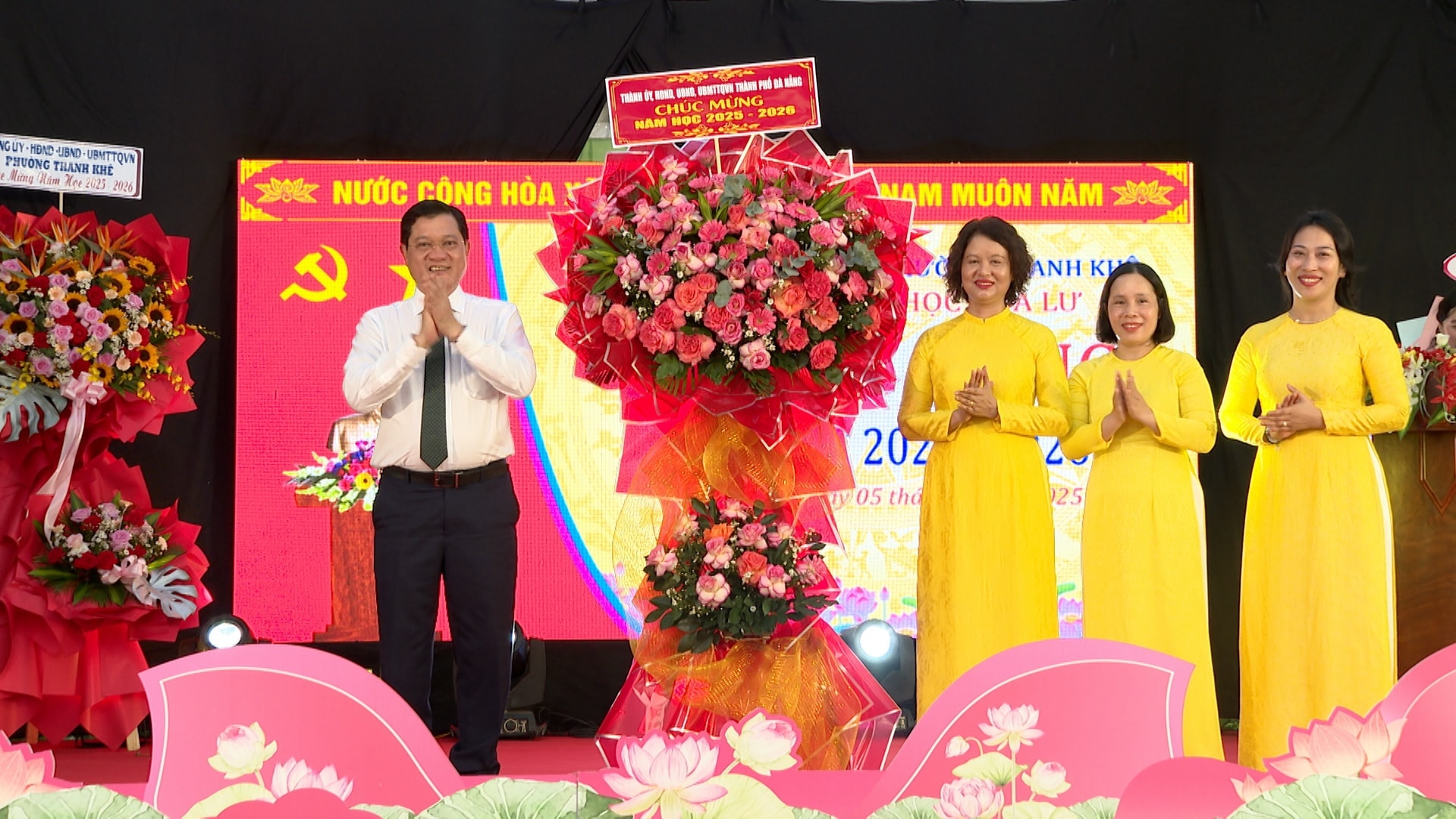 Phó Chủ tịch Thường trực HĐND thành phố Trần Phước Sơn đến dự và chung vui cùng thầy và trò Trường Tiểu học Hoa Lư (phường Thanh Khê) tại lễ khai giảng năm học mới 2025 - 2026