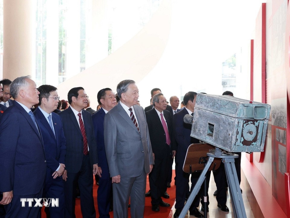 Tổng Bí thư Tô Lâm và các đại biểu xem trưng bày tại buổi lễ. (Ảnh: Thống Nhất/TTXVN)