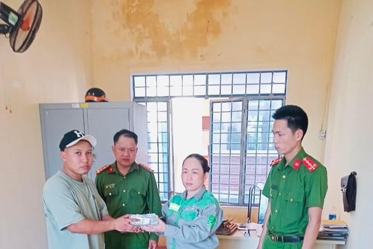 Thấy tài khoản có thêm 15 triệu đồng, người phụ nữ vội vã đi báo Công an