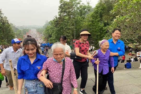 Phú Thọ: Hình ảnh đẹp của những đoàn viên tình nguyện dịp Lễ hội Đền Hùng