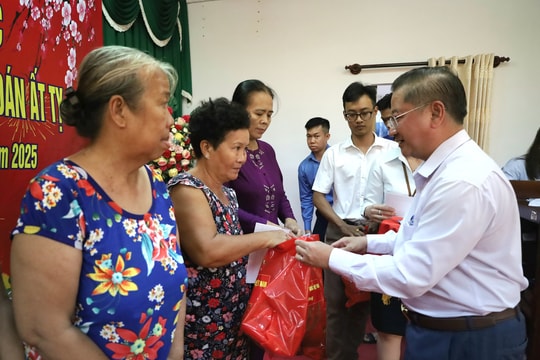 Phó Chủ tịch UBTƯ MTTQ Việt Nam Trần Việt Trường trao quà Tết tại Cần Thơ Phó Chủ tịch UBTƯ MTTQ Việt Nam Trần Việt Trường trao quà Tết tại Cần Thơ
