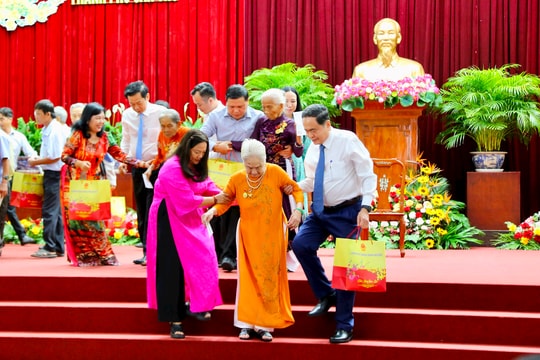 Chủ tịch Quốc hội Trần Thanh Mẫn tặng quà Tết tại Cần Thơ Chủ tịch Quốc hội Trần Thanh Mẫn tặng quà Tết tại Cần Thơ