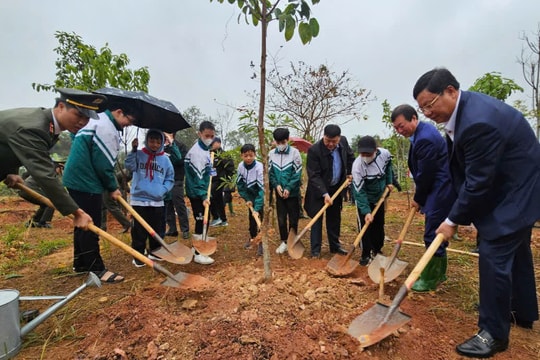 Phát động “Tết trồng cây đời đời nhớ ơn Bác Hồ” ở Khu di tích lịch sử quốc gia đặc biệt Đền Hùng