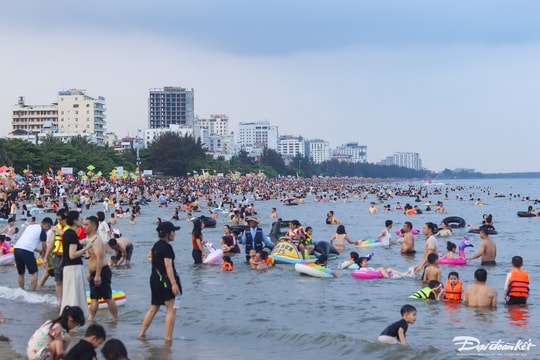 Các bãi biển ở xứ Thanh đông nghịt người dịp nghỉ lễ