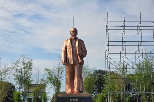 Chiêm ngưỡng tượng Bác Hồ phỏng theo ảnh Người về thăm quê năm 1961